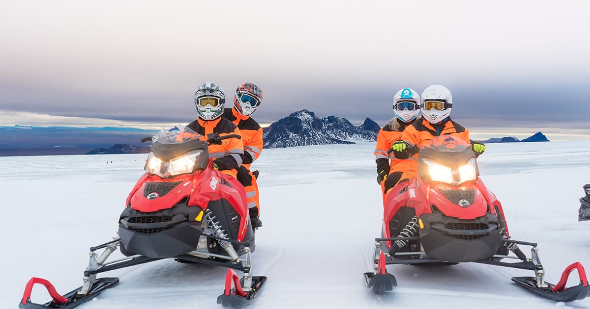冬季冰島小團包車旅遊玩冰上雪橇
