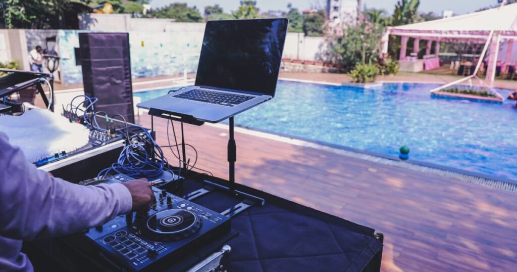 DJ 泳池party員旅