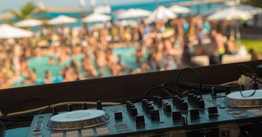 員旅泳池DJ party安排